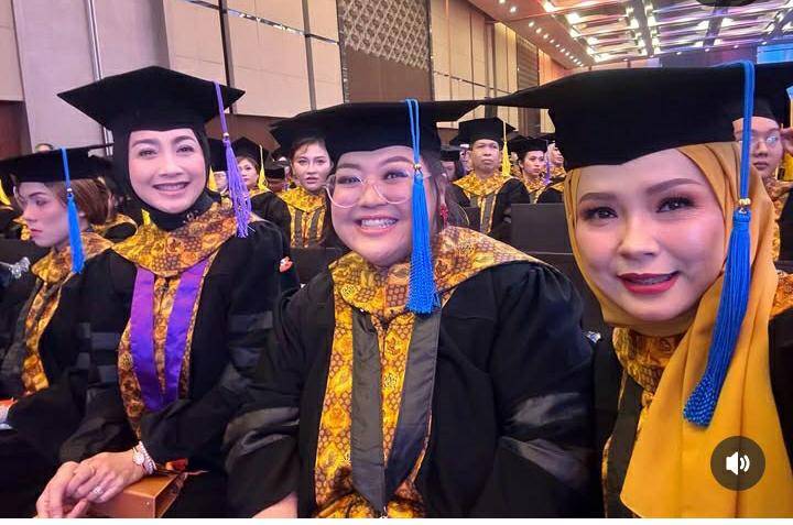 Desy Ratnasari wisuda S3. (instagram.com/_sgm123_)