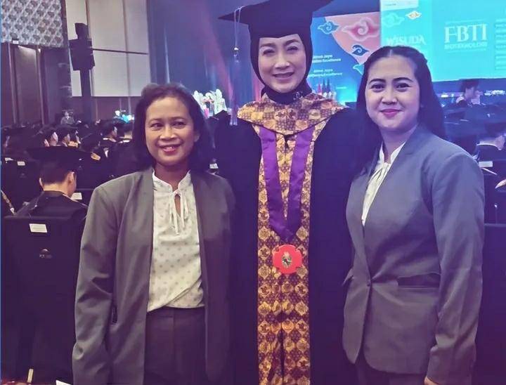 Desy Ratnasari wisuda S3. (instagram.com/chatarinarosaria)