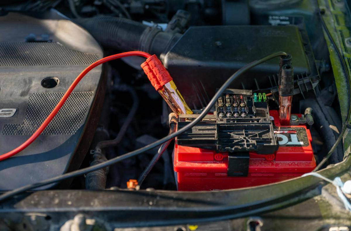 7 Penyebab Aki Mobil Tekor yang Sering Gak Disangka 