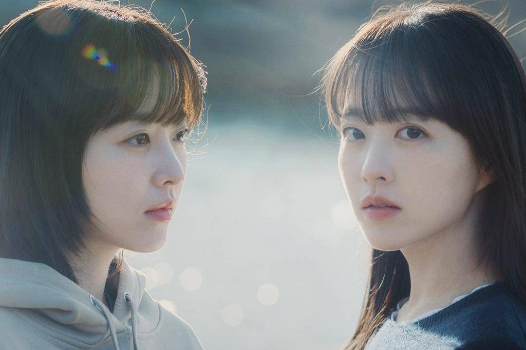 Yoo Mi Rae (Park Bo Young) dan Yoo Mi Ji (Park Bo Young) dalam drama Our Unwritten Seoul (dok. tvN/Our Unwritten Seoul)