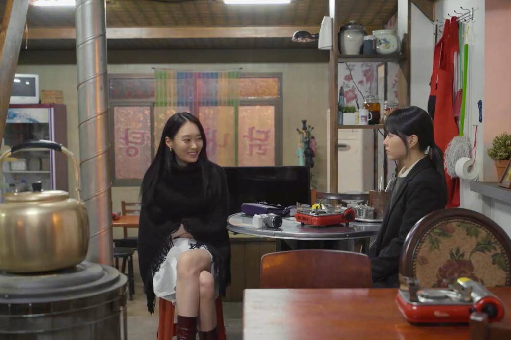 Park Ji Yun (Yoo Yu Jin) dan Yu Mi Ji (Park Bo Young) dalam drakor Our Unwritten Seoul (dok. Netflix/Our Unwritten Seoul)