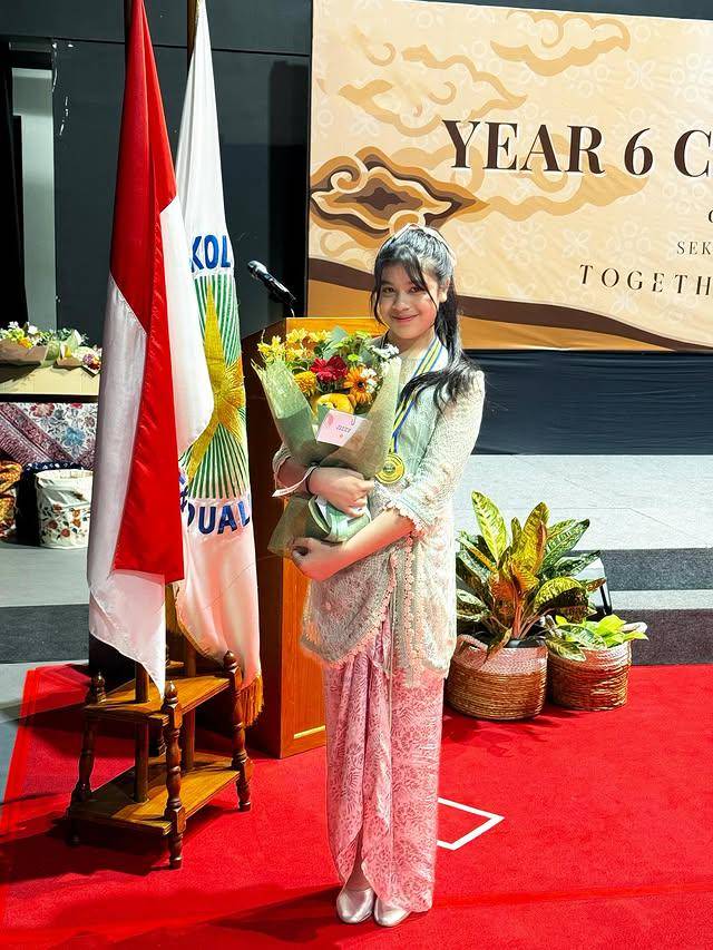 potret kelulusan SD Jizzy, anak Vino G. Bastian dan Marsha Timothy (Instagram.com/marshatimothy)