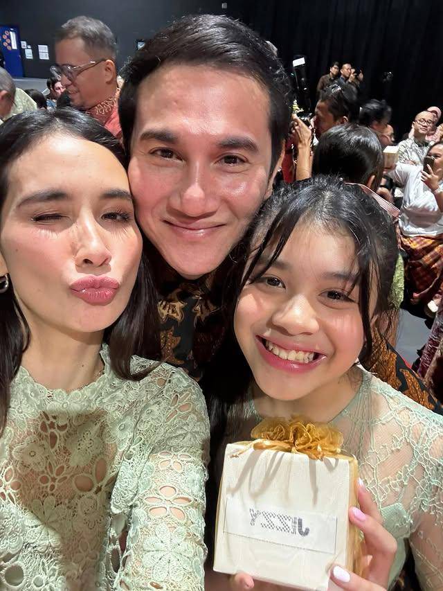 potret kelulusan SD Jizzy, anak Vino G. Bastian dan Marsha Timothy (Instagram.com/marshatimothy)