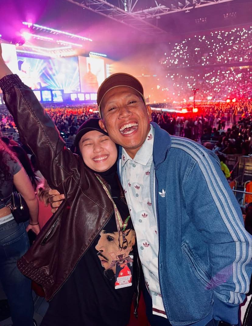 7 Potret Seru Oki Rengga dan Istri Nonton Konser Chris Brown di Amsterdam