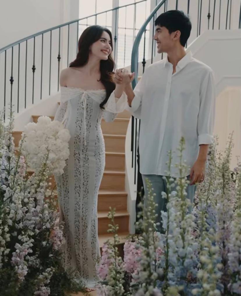 Momen romantis Ter Chantavit melamar Davika Hoorne (instagram.com/davikah)