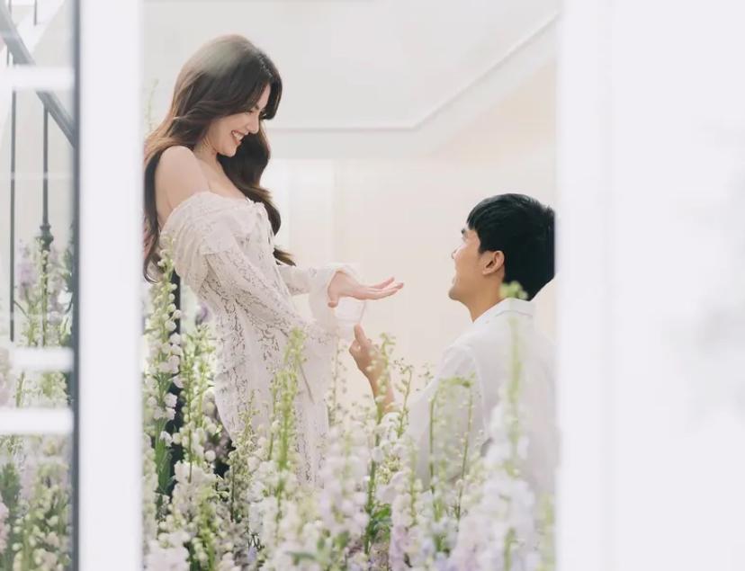 7 Momen Romantis Lamaran Ter Chantavit dan Davika Hoorne, Bak Film!