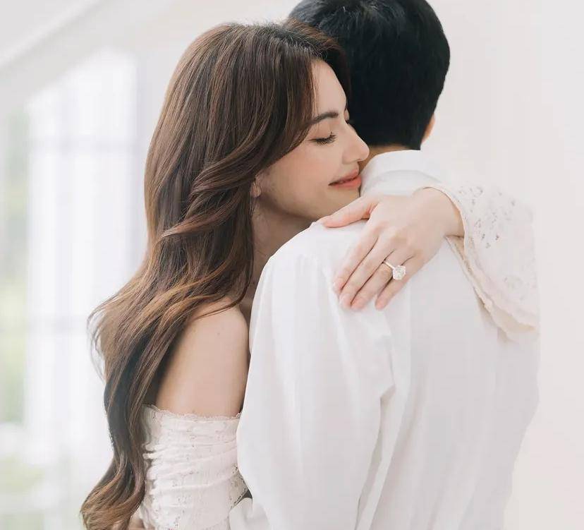 Momen romantis Ter Chantavit melamar Davika Hoorne (instagram.com/davikah)