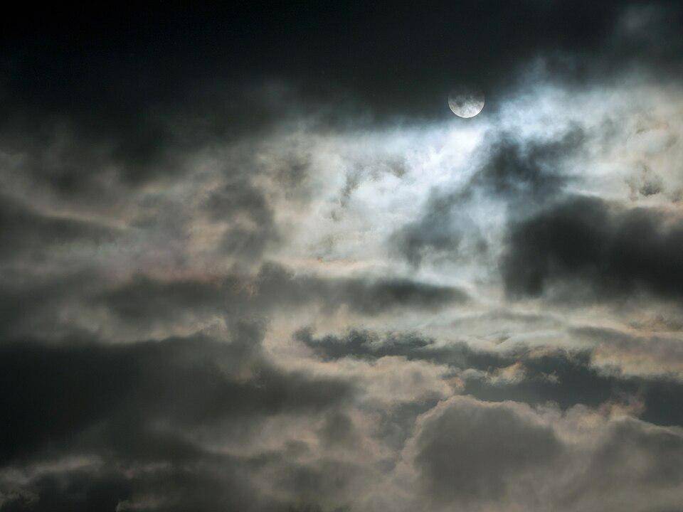 Bulan yang tertutup awan (commons.wikimedia.org/W.carter)