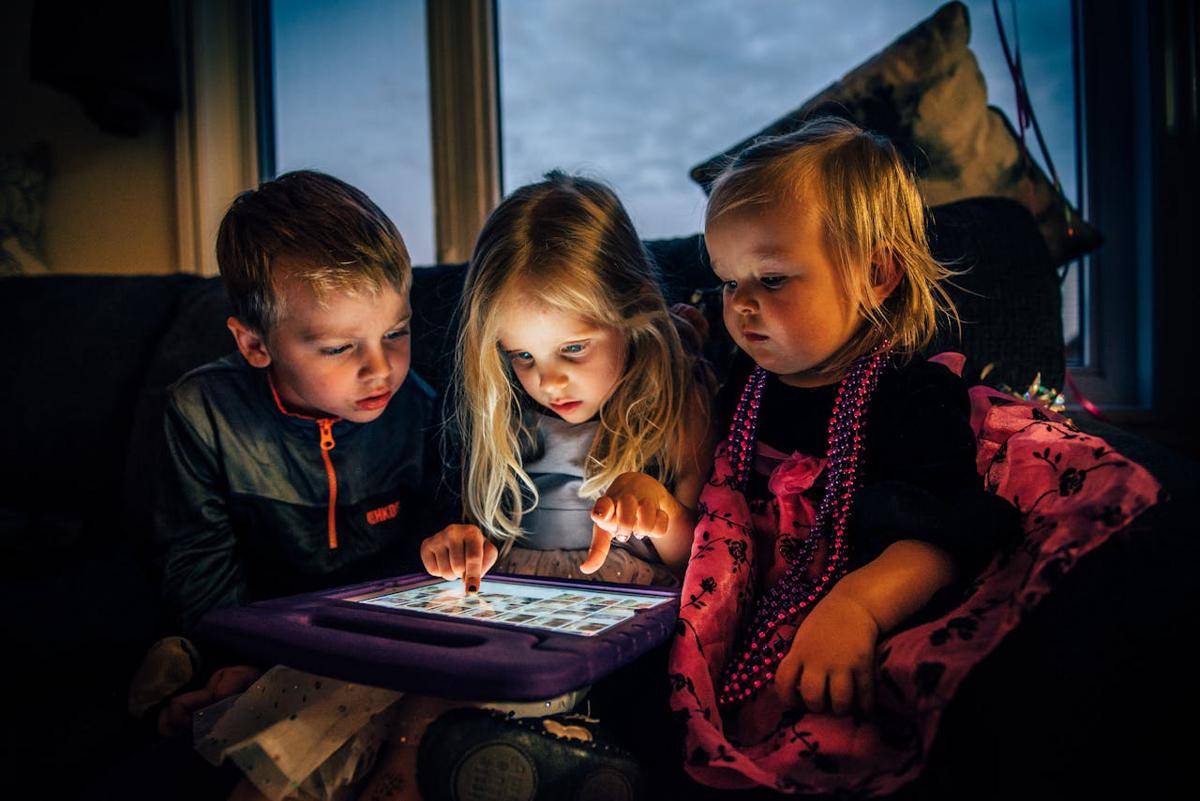 ilustrasi anak kecil main gadget (pexels.com/Harrison Haines)