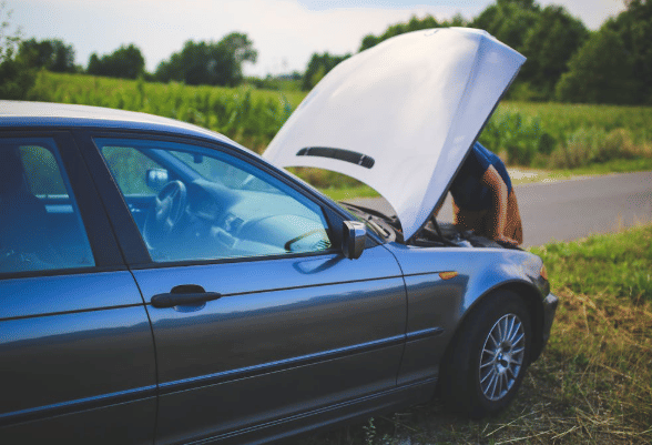 Ilustrasi mengecek kondisi mesin mobil (pexels.com/Karolina Grabowska)