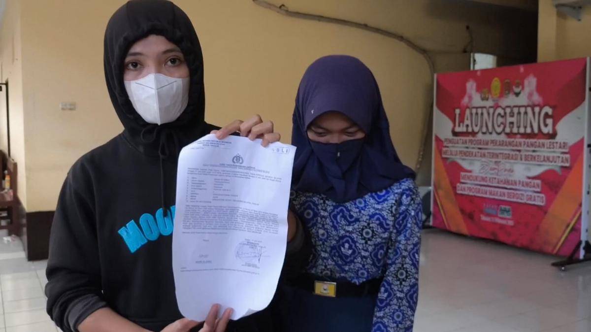 Korban (kanan) bersama kakaknya saat melapor di Polres Takalar/Istimewa