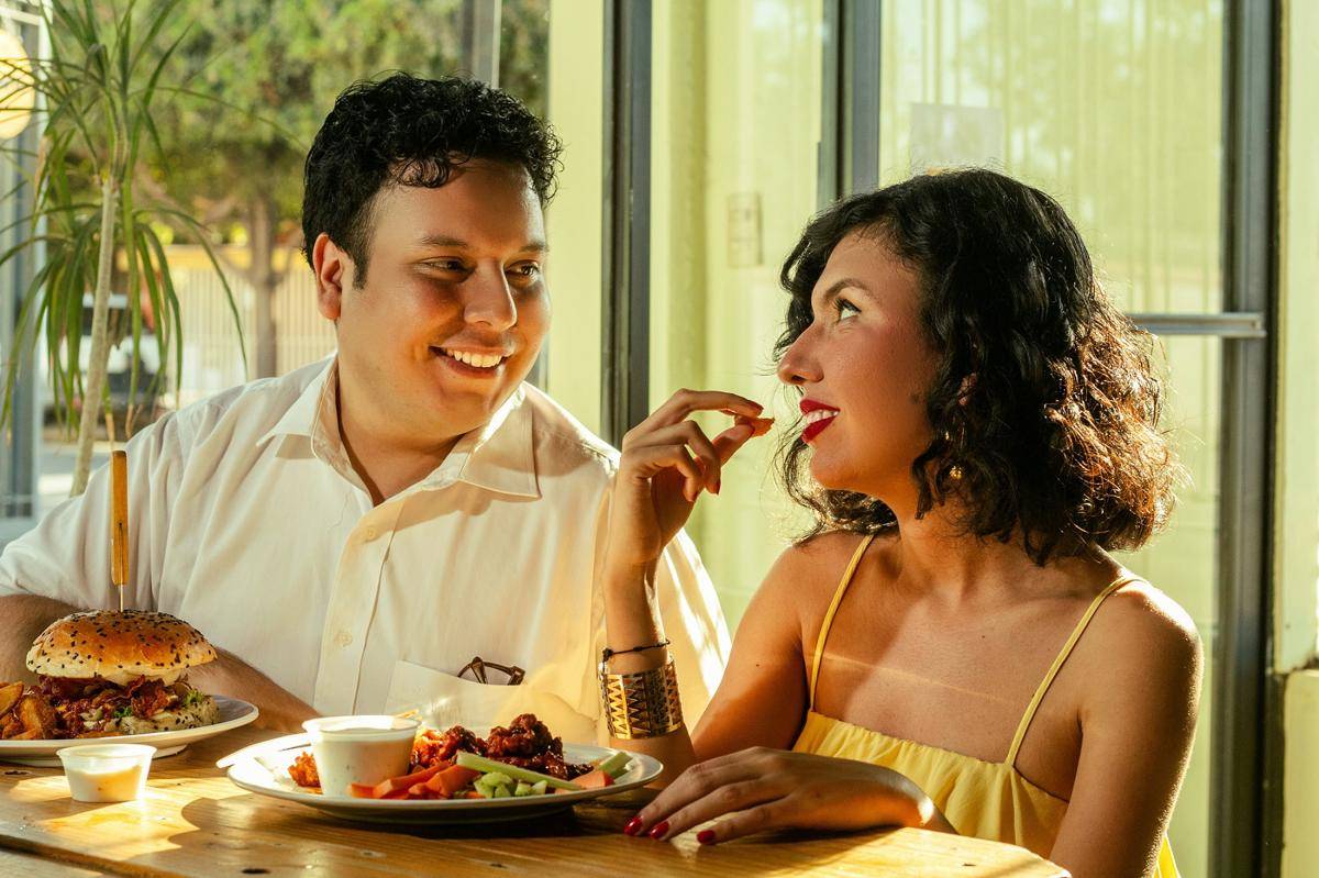ilustrasi pasangan makan (unsplash.com/Alan Herrera)
