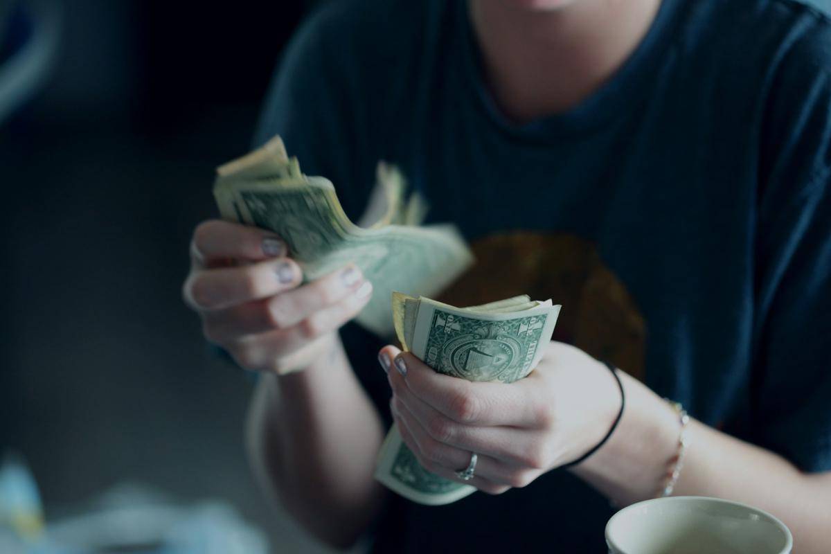 kurangi pengeluaran (unsplash.com/AlexanderGrey)
