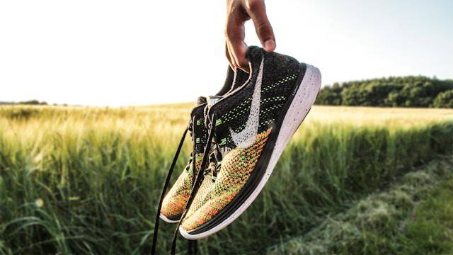 ilustrasi sepatu lari (unsplash.com/Kristian Egelund)