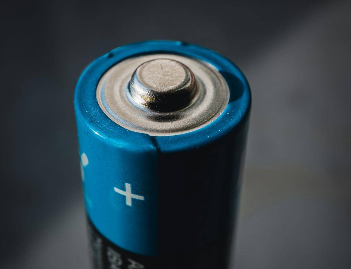 ilustrasi bahan nikel pada baterai