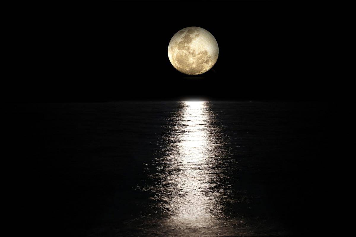 potret Bulan di atas lautan (pixabay.com/photo-graphe)
