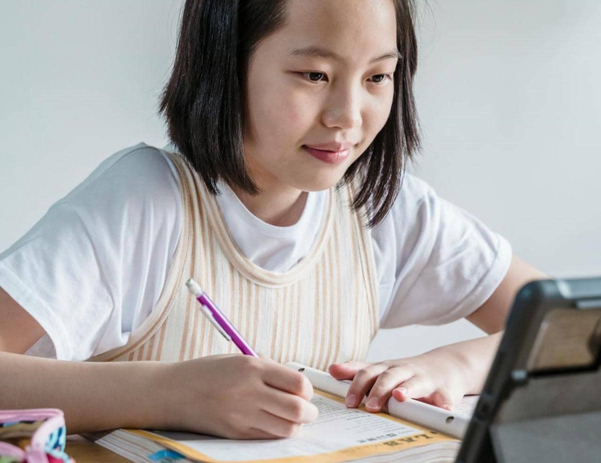 ilustrasi siswa SMP sedang belajar