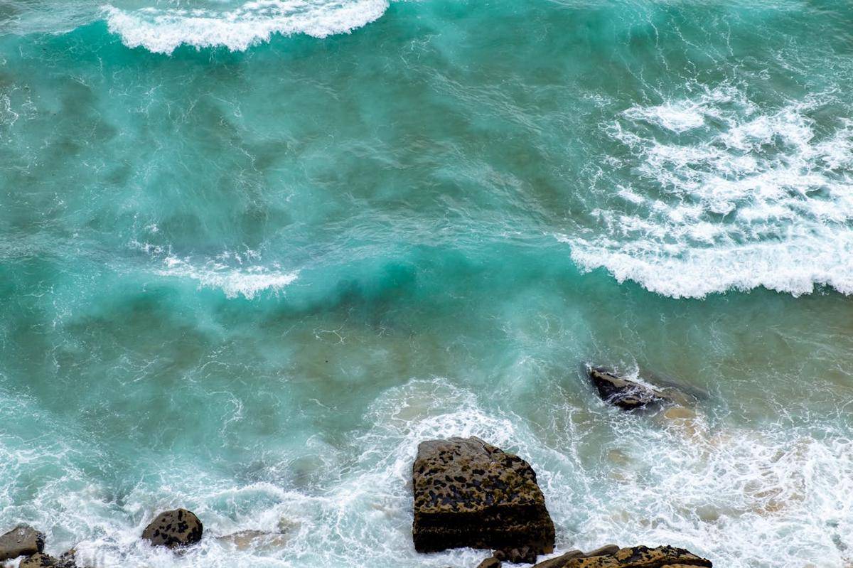 Air laut berwarna hijau (pexels.com/Eli G)