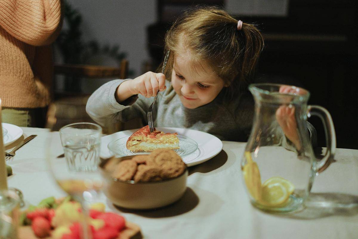 Ilustrasi anak sedang makan (Pexels.com/Anna Shvets)