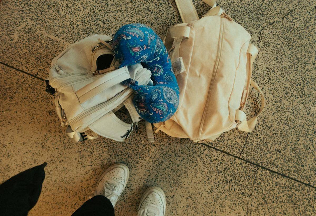 barang bawaan saat bepergian (Pexels/Taylor Thompson)