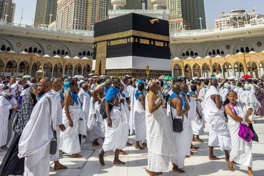 ilustrasi jamaah umrah di depan Ka'bah (pexels.com/Yasir Gürbüz)