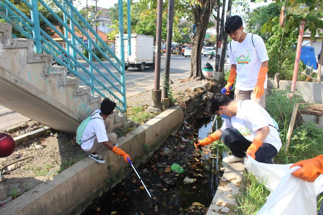 Aksi Serentak Bersih di Pasar Dargo Semarang, Kumpulkan 1,2 Ton Sampah Sambut Hari Lingkungan Hidup