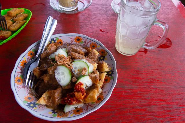 Ilustrasi batagor saus kacang (vecteezy.com/febyrestu)