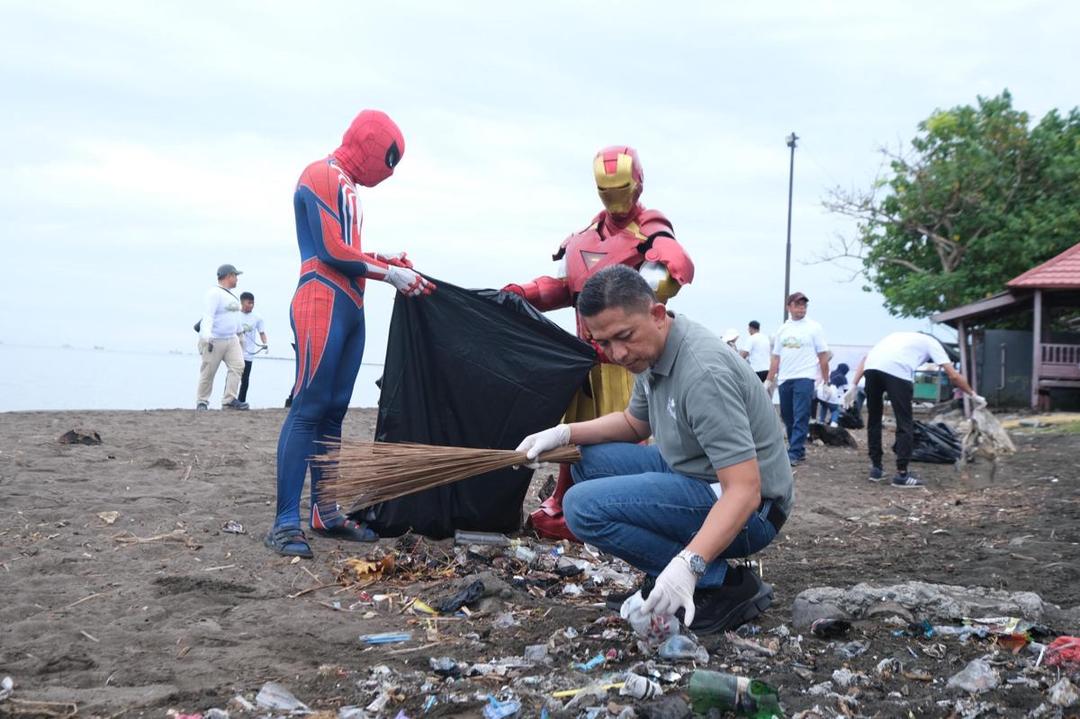 PLN Libatkan 'Spiderman' dalam Aksi Bersih Pantai di Makassar