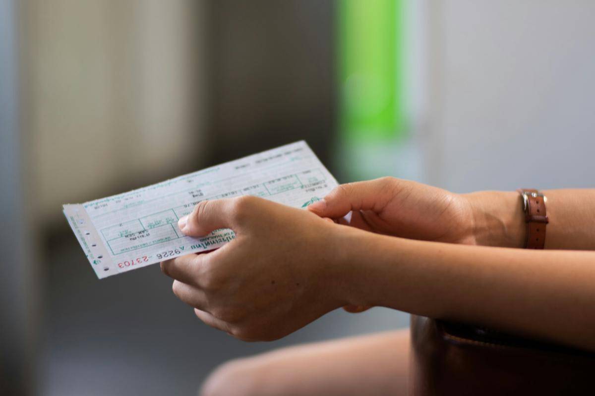 Ilustrasi tiket kereta (unsplash.com/thapanee srisawat)