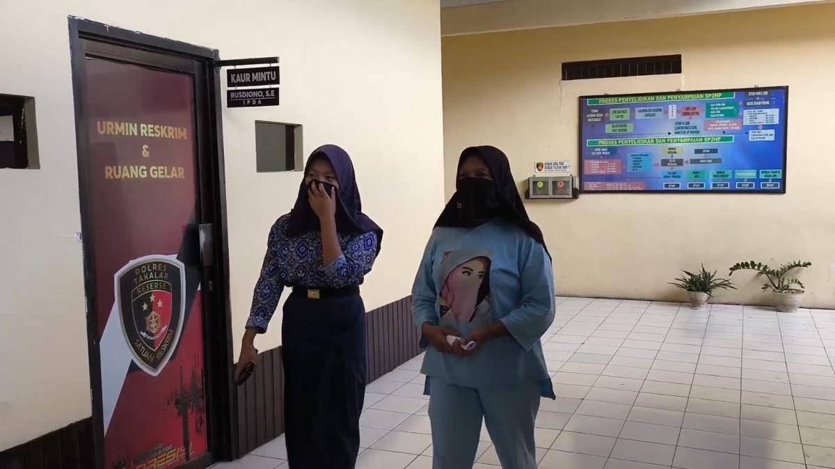 Korban (kiri) bersama kakaknya saat melapor di Polres Takalar/Istimewa