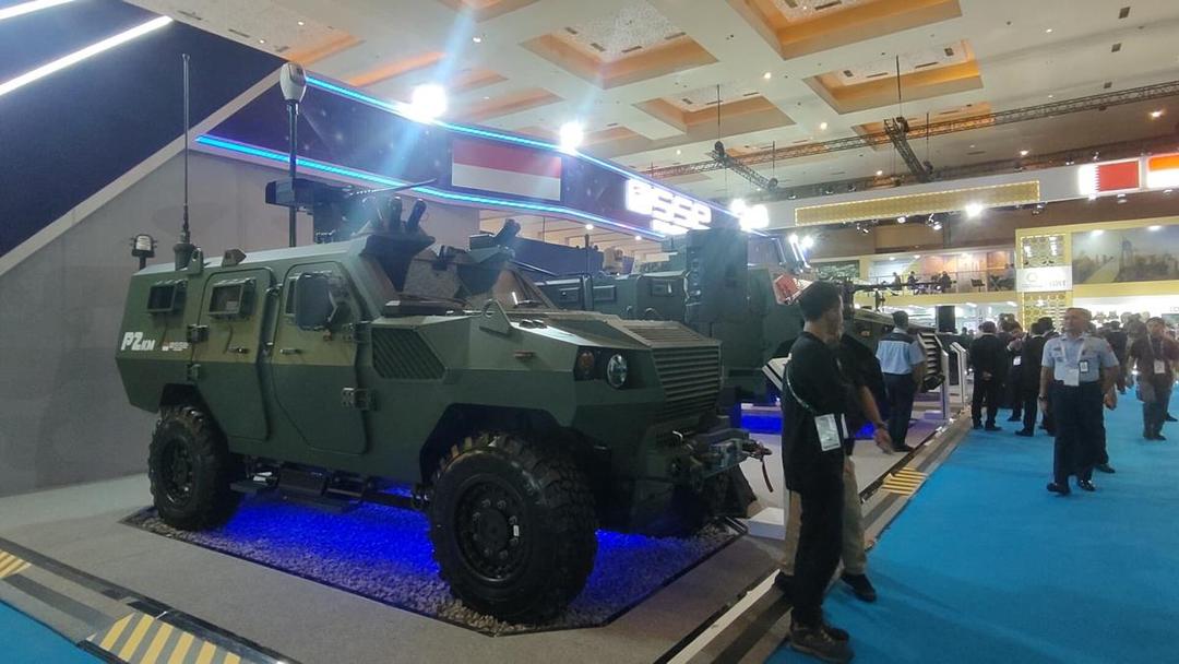 Mobil Tempur dan Tank Hybrid Bikinan Lokal Dipamerkan di Indo Defence 2025