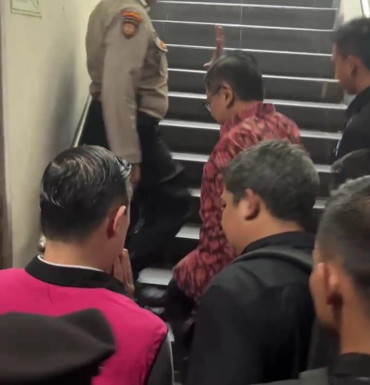 Momen Tom Lembong dan Hasto Sempat Bertemu saat Jeda Sidang Korupsi