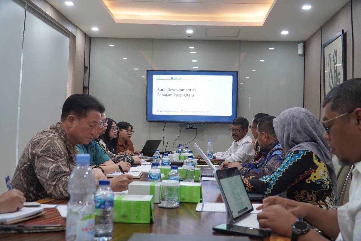 Bupati PPU Mudyat Noor dan Vice President IGS, Jason Byun tunjukan MoU investasi Rp300 M untuk pertanian (IDN Times/Ervan)