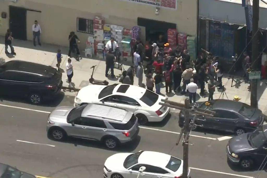 Penangkapan perusuh demo LA di siang hari. (Los Angeles Times/KTLA)