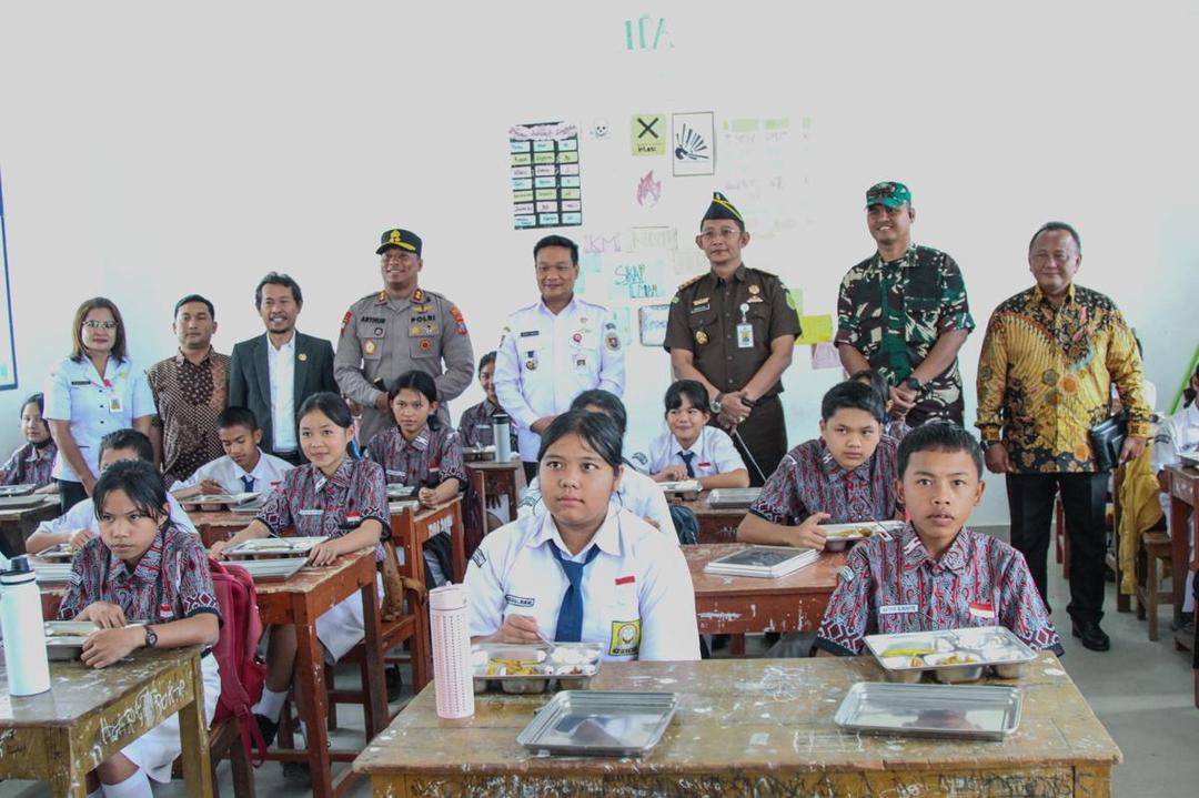 Siswa sekolah di Dolok Sanggul saat menikmati MBG perdana di Humbang Hasundutan, Rabu (11/6/2025) (dok.istimewa)