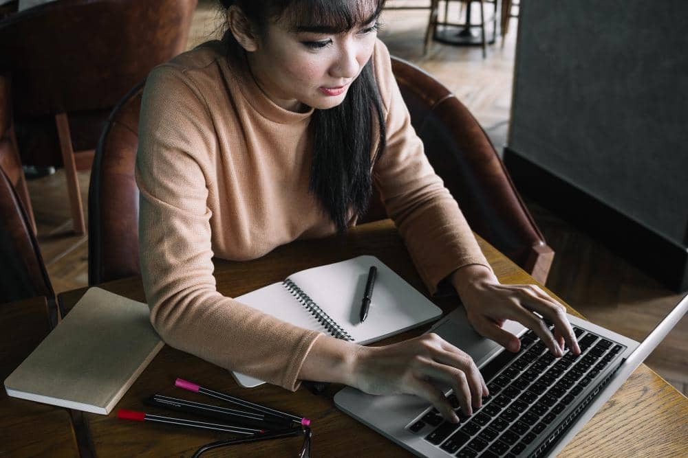 Suka Dunia Buku tapi Bukan Penulis? Ini 5 Profesi Seru Buat Kamu