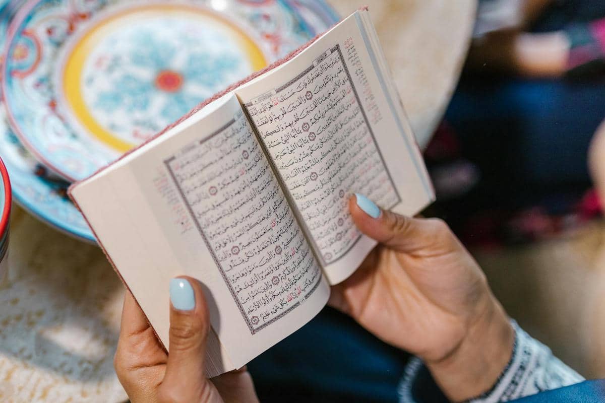 ilustrasi seseorang membaca Al-Qur'an