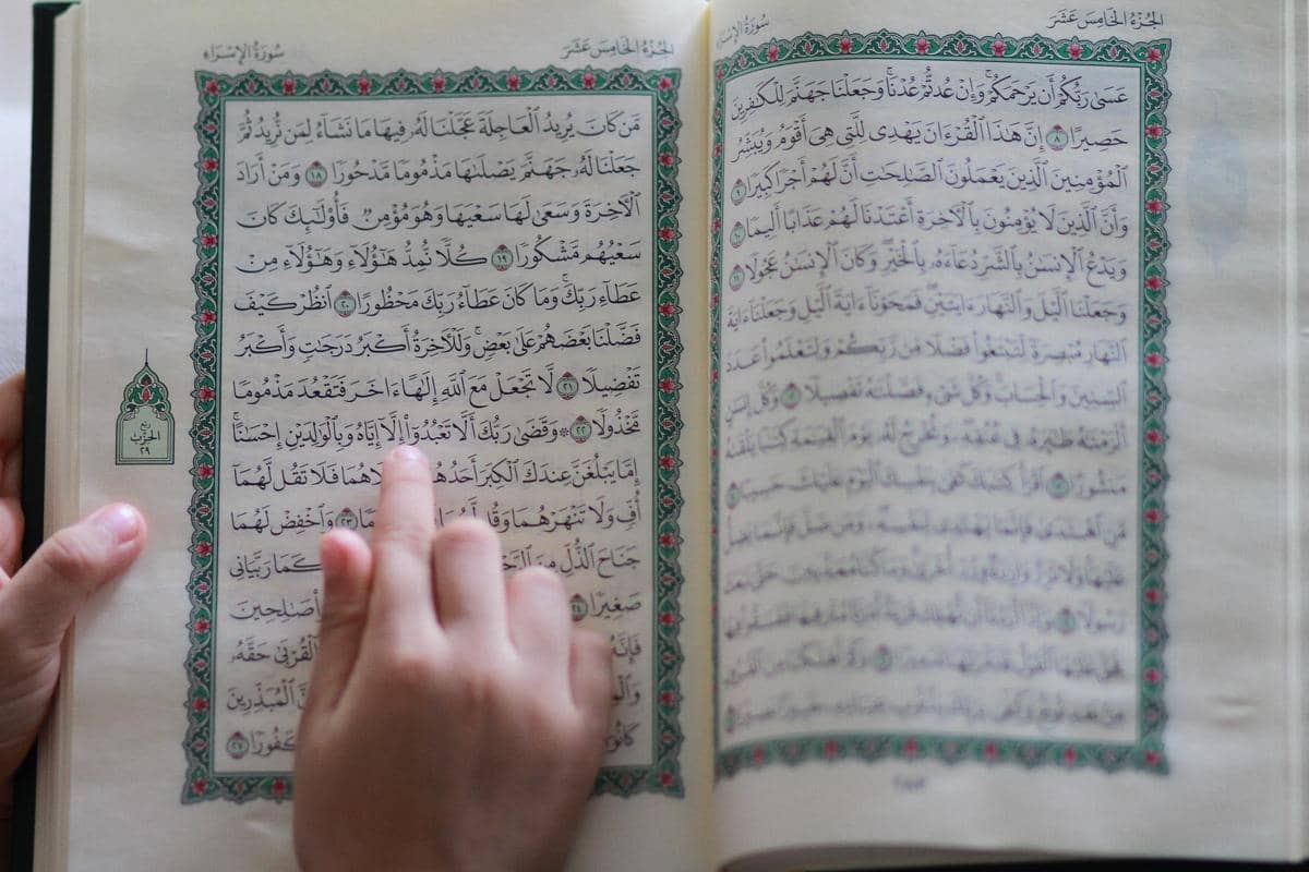 6 Cara Membiasakan Diri Membaca Al-Qur'an meski Jadwal Lagi Sibuk