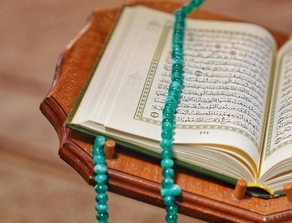 ilustrasi seseorang membaca Al-Qur'an