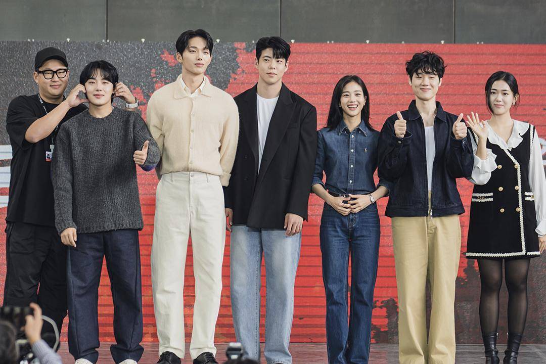 sutradara Han Jin Won dan pemain drakor I Am a Running Mate (x.com/tvingdotcom)