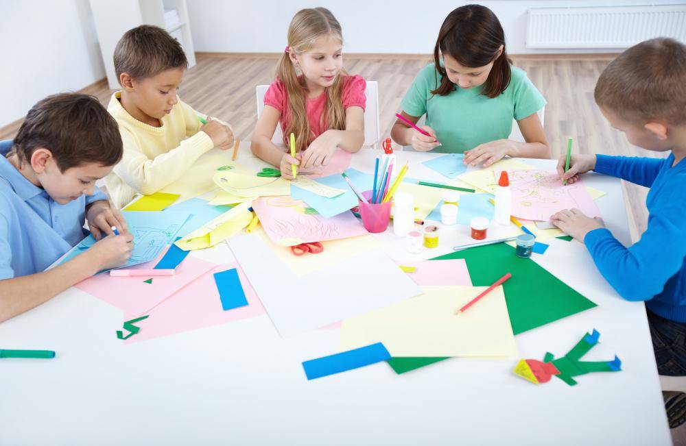 ilustrasi anak membuat kerajinan tangan saat playdate (freepik.com/pressfoto)
