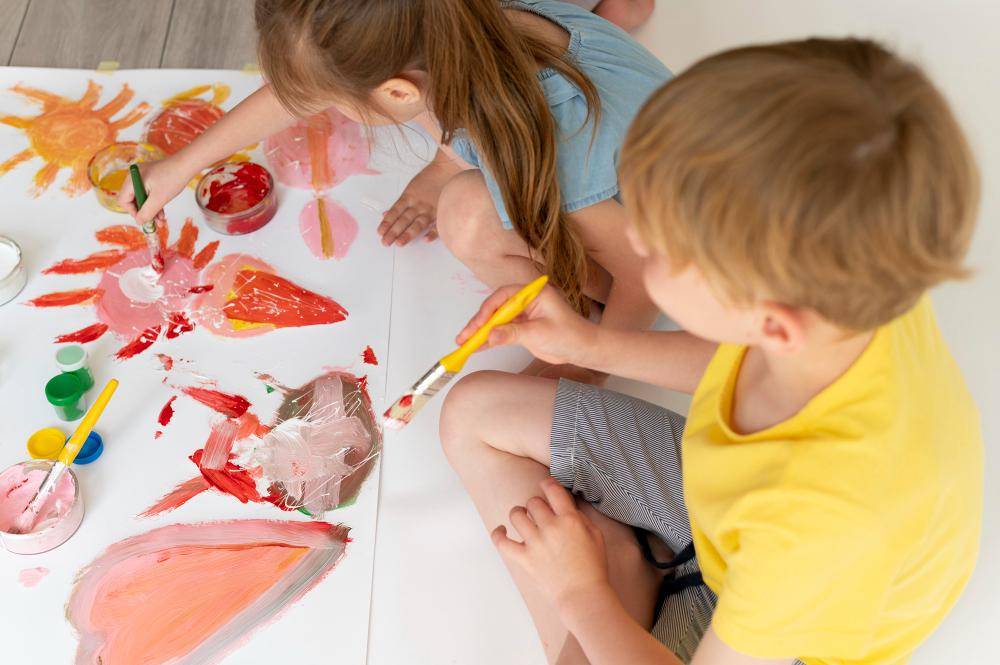 ilustrasi anak finger painting saat playdate (freepik.com/freepik)