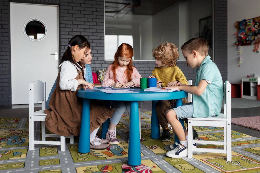 ilustrasi anak diskusi cerita saat playdate (freepik.com/freepik)