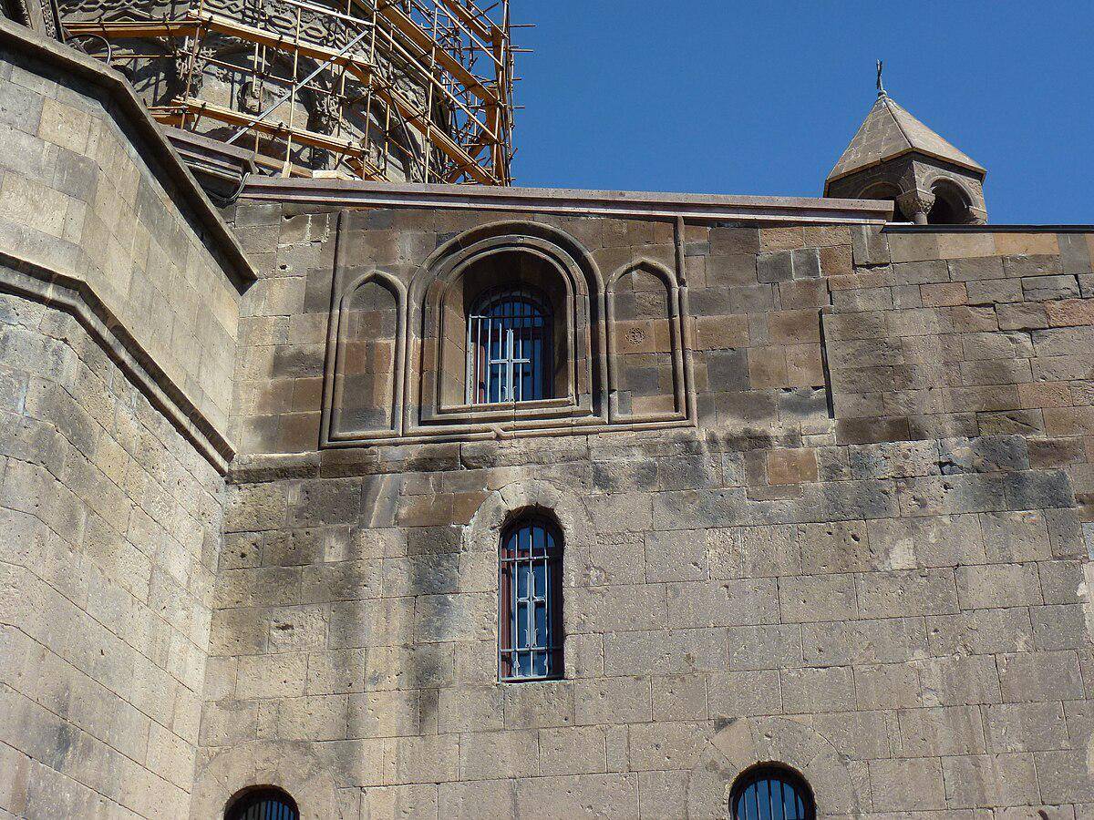 potret jendela Katedral Etchmiadzin (commons.wikimedia.org/Arman musikyan)