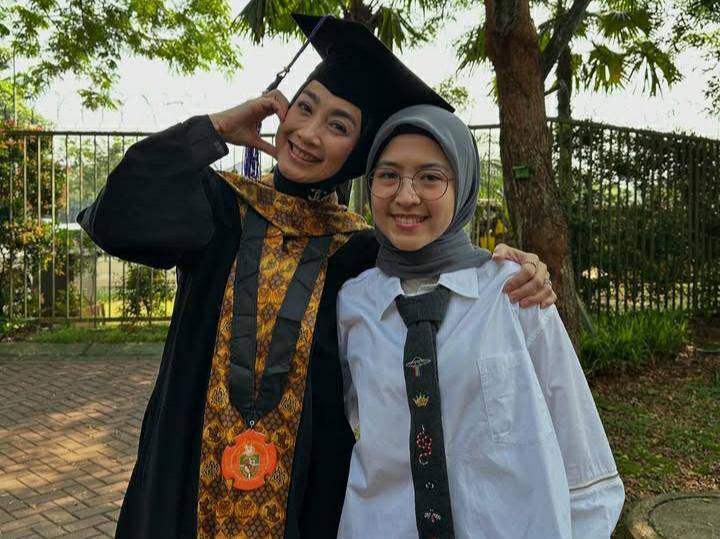 Desy Ratnasari wisuda S3. (instagram.com/desyratnasariterdepan)