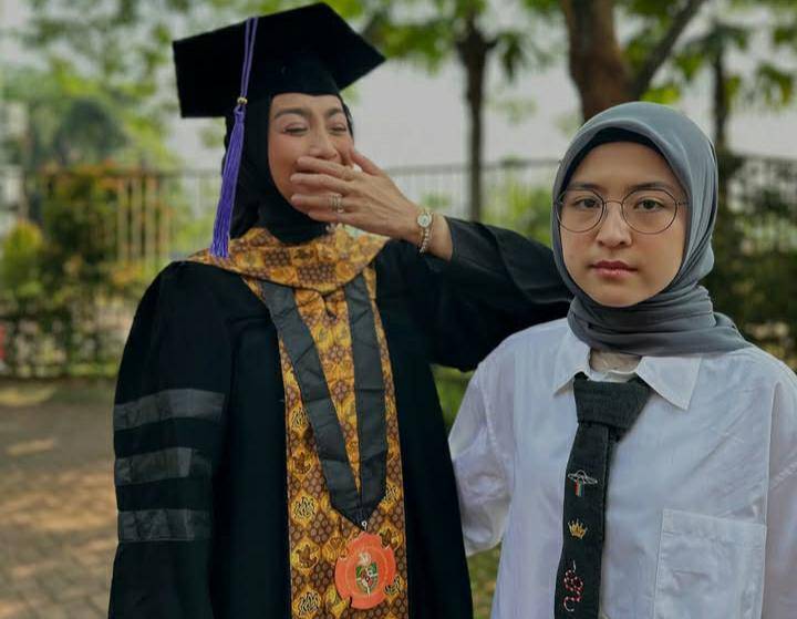 Desy Ratnasari wisuda S3. (instagram.com/desyratnasariterdepan)