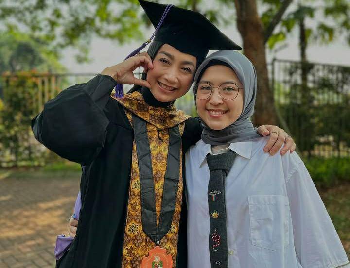 Desy Ratnasari wisuda S3. (instagram.com/desyratnasariterdepan)
