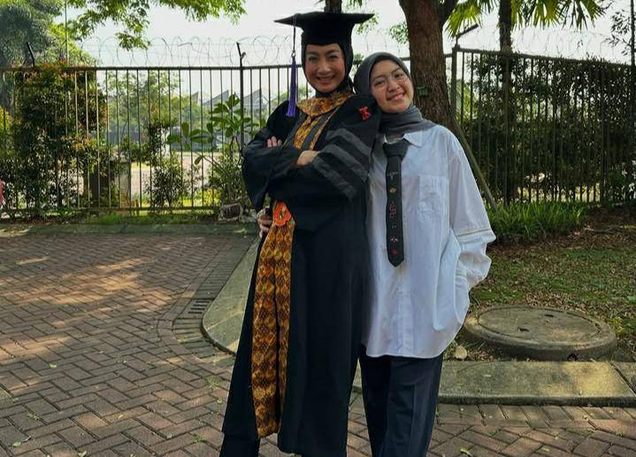 Desy Ratnasari wisuda S3. (instagram.com/desyratnasariterdepan)