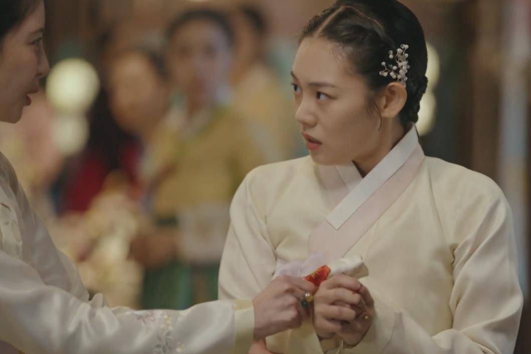 Cho Eun Ae (Han Sol Kwon) dalam drakor The First Night with the Duke (dok. VIU/The First Night with the Duke)