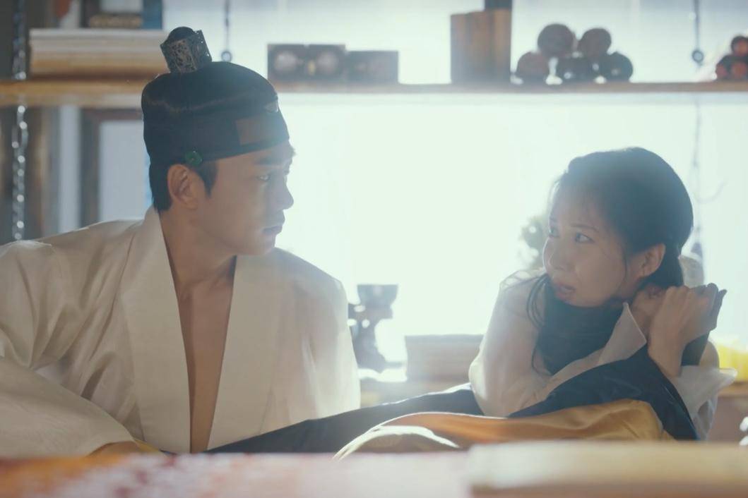cuplikan drakor The First Night with the Duke (dok. VIU/The First Night with the Duke)